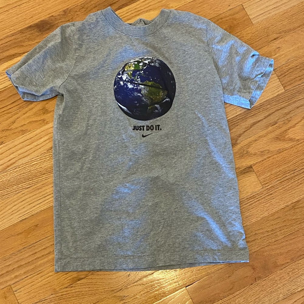 Boy’s Large Nike short sleeve tee shirt 🌎 🏀